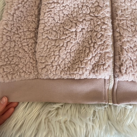 Pale Pink | Sherpa Vest - Picture 4 of 11